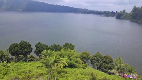 Lake Bratan 200 are lakeside